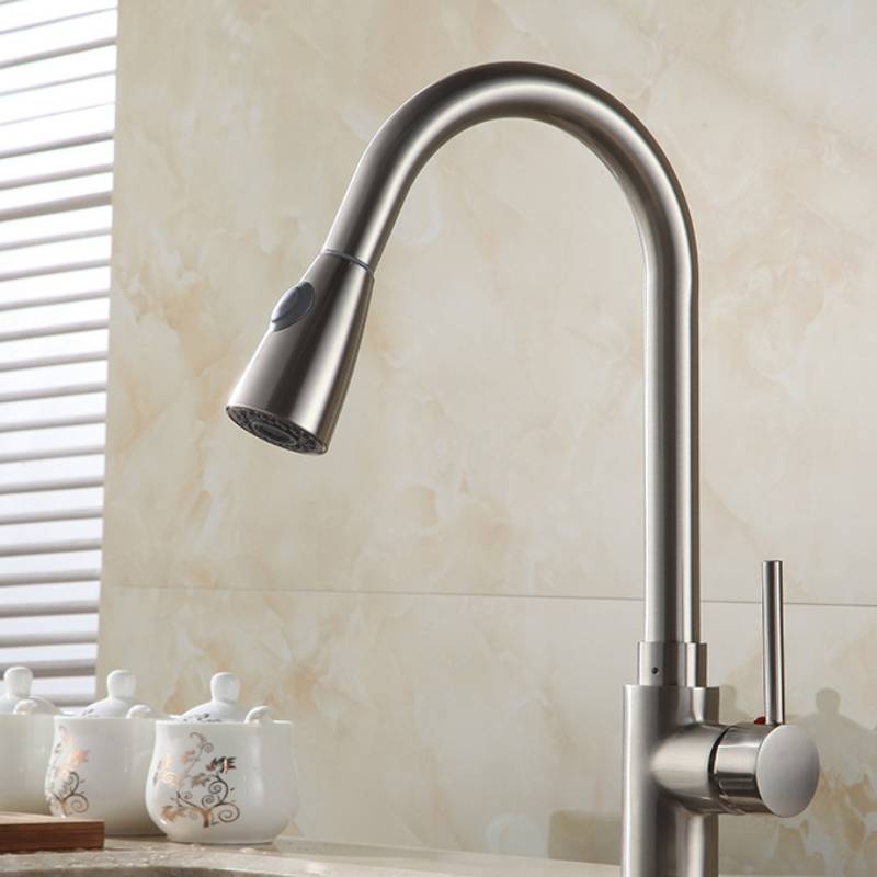 SVÄNGBAR DRAGSKENA KRAN FÖR VARMT OCH KALLT VATTEN