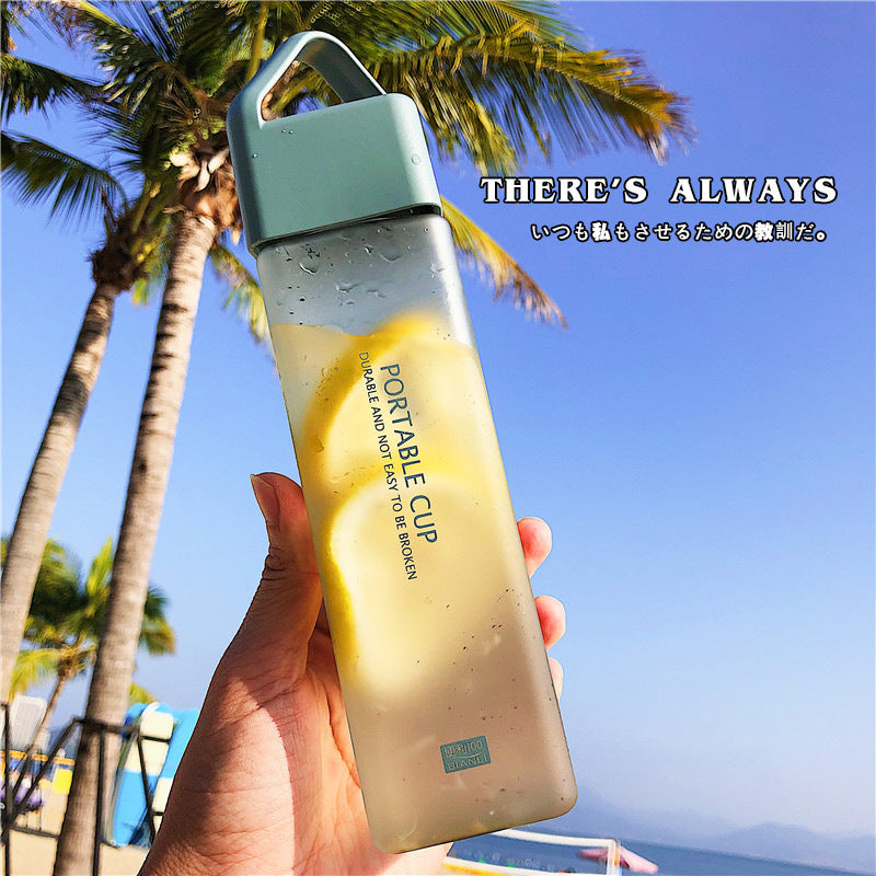 ENKEL PLASTMUGG BÄRBAR VATTENFLASKA