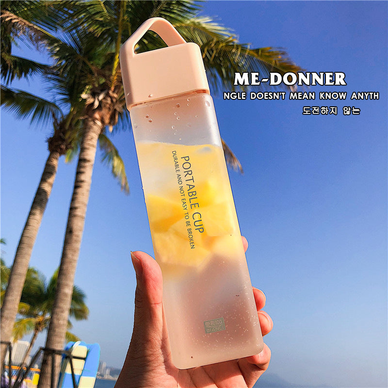 ENKEL PLASTMUGG BÄRBAR VATTENFLASKA